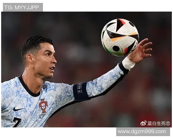 街头偶遇足球明星瞬间捕捉与球迷互动的温馨时刻视频分享 街头偶遇足球明星瞬间捕捉与球迷互动的温馨时刻视频分享